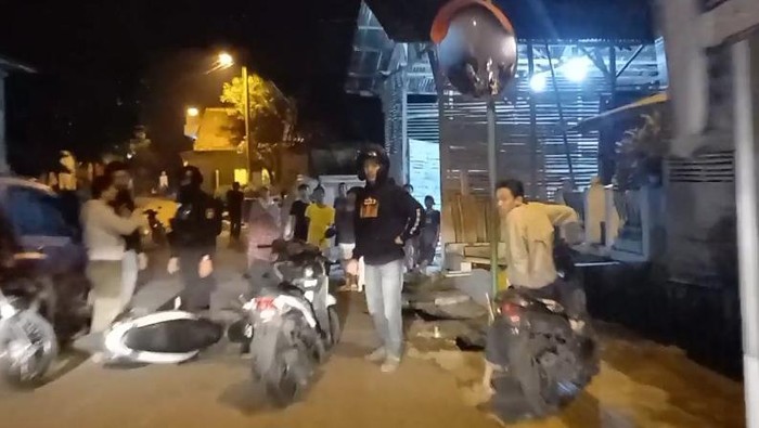 Polisi saat mengamankan remaja perang sarung di Tasikmalaya