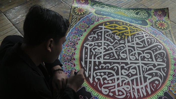 Santri membuat kaligrafi Al Quran di Pesantren Kaligrafi  Al Quran Lemka, Kota Sukabumi, Jawa Barat, Minggu (17/3/2024). Pesantren kaligrafi tersebut memberikan pendidikan dan latihan di bidang seni kaligrafi secara khusus guna mengembangkan bakat dan pengenalan khazanah Islam. ANTARA FOTO/Henry Purba/agr/foc.