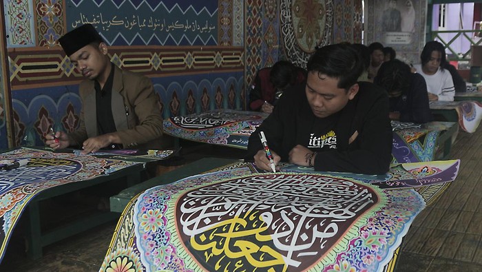 Santri membuat kaligrafi Al Quran di Pesantren Kaligrafi  Al Quran Lemka, Kota Sukabumi, Jawa Barat, Minggu (17/3/2024). Pesantren kaligrafi tersebut memberikan pendidikan dan latihan di bidang seni kaligrafi secara khusus guna mengembangkan bakat dan pengenalan khazanah Islam. ANTARA FOTO/Henry Purba/agr/foc.