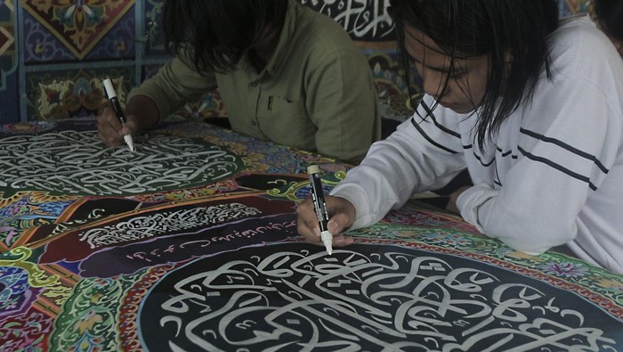 Santri membuat kaligrafi Al Quran di Pesantren Kaligrafi  Al Quran Lemka, Kota Sukabumi, Jawa Barat, Minggu (17/3/2024). Pesantren kaligrafi tersebut memberikan pendidikan dan latihan di bidang seni kaligrafi secara khusus guna mengembangkan bakat dan pengenalan khazanah Islam. ANTARA FOTO/Henry Purba/agr/foc.