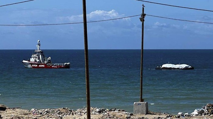 Potret Kapal Pertama yang Masuk Gaza via Laut, Bawa 200 Ton Bantuan In this photo provided by the Israeli Army, a ship transporting humanitarian aid from the World Central Kitchen (WCK) organization, led by the United Arab Emirates, arrives in the Gaza Stripβs maritime space, Friday, March 15, 2024. The Israeli military says a ship has delivered 200 tons of food, water and humanitarian supplies to Gaza, inaugurating a sea route from Cyprus. Β The sea route is intended to bring more assistance to alleviate the humanitarian crisis in the enclave five months into the war between Israel and Hamas. (Israeli Army via AP)