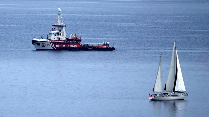 Potret Kapal Pertama yang Masuk Gaza via Laut, Bawa 200 Ton Bantuan The ship Open Arms belonging to the Spanish aid group by the same name, arrives in Larnaca port after delivering 200 tons of aid to Gaza, on Sunday, March 17, 2024. A second ship has been preparing to depart from Larnaca port to deliver more quantities of aid from the U.S. charity World Central Kitchen as part of a maritime corridor to the Palestinian territory. (AP Photo/Petros Karadjias)