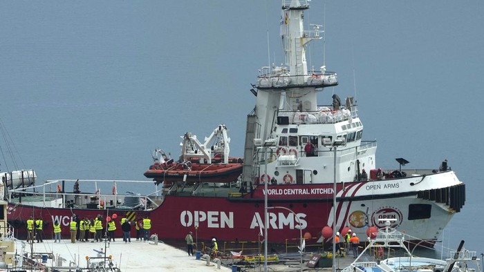 Potret Kapal Pertama yang Masuk Gaza via Laut, Bawa 200 Ton Bantuan The ship Open Arms belonging to the Spanish aid group by the same name, arrives in Larnaca port after delivering 200 tons of aid to Gaza, on Sunday, March 17, 2024. A second ship has been preparing to depart from Larnaca port to deliver more quantities of aid from the U.S. charity World Central Kitchen as part of a maritime corridor to the Palestinian territory. (AP Photo/Petros Karadjias)