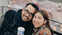 Saat liburan ke London, wanita 30 tahun ini pamer momen manis bersama sang suami. Salah satunya menikmati minuman hangat sambil naik The Giant Wheel. Foto: Instagram kikysaputrii