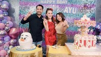 Menghadiri acara ulang tahun sahabatnya yaitu Ayu Ting Ting, Kiky dan Khairi pose di depan kue ulang tahun menggugah selera. Ada yang tema Frozen hingga carousels. Foto: Instagram kikysaputrii