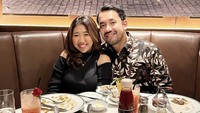 Mesra! Ini momen Kiky dan Khairi merayakan tahun pertama hubungan asmaranya. Mereka santap di restoran steak mewah. Foto: Instagram kikysaputrii