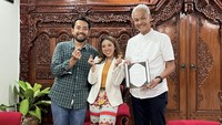 Saat memberikan undangan pernikahan ke Ganjar Pranowo, Kiky dan Khairi disambut hangat. Terlihat banyak buah dan kue di atas meja. Foto: Instagram kikysaputrii