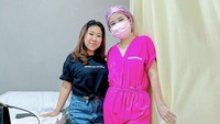 Dalam foto ini Kiky menunjukkan kebersamaan dengan dokter gizi yang merawatnya, Cissie Nugraha. Ia mengatakan pola makan sehatnya bikin ia tak lagi sakit kepala hingga asam lambung. Foto: Instagram kikysaputrii