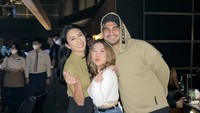Last night was fun, tulis Kiky di keterangan unggahannya. Ia baru saja menghabiskan waktu dengan makan bersama Tyas Mirasih dan Tengku Tezi. Foto: Instagram kikysaputrii