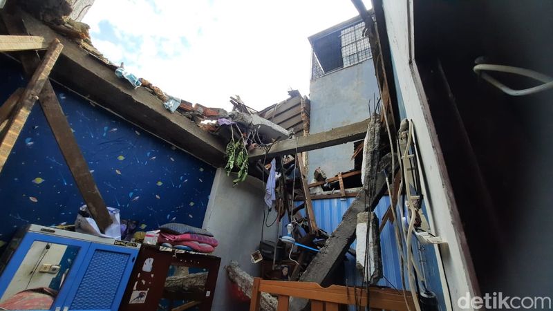 Potret rumah warga yang tertimpa tembok roboh di kawasan Pejaten Barat, Pasar Minggu, Jakarta Selatan.