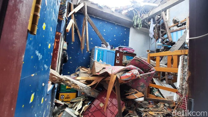 Potret rumah warga yang tertimpa tembok roboh di kawasan Pejaten Barat, Pasar Minggu, Jakarta Selatan.