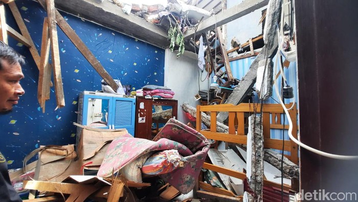 Potret rumah warga yang tertimpa tembok roboh di kawasan Pejaten Barat, Pasar Minggu, Jakarta Selatan.