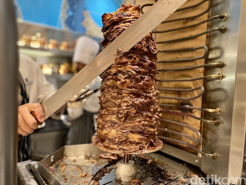 Di Sini Ada Kebab Turki dan Kaki Sapi Maranggi 40 Kg Untuk Buka Puasa