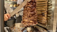 Untuk menu utamanya, tersedia mulai dari Tavuk Döner, Karışık Kebab, Turkish Pizza atau Pide, dan Arabic Spiced Mixed Grill. Foto: detikcom/Riska Fitria