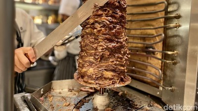 Bisa Cicip Tavuk Doner dan Es Krim Turki yang Atraktif di Sini