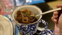 Tak kalah unik ada mie Aceh wagyu, rawon buntut yang disajikan dengan cangkir bercorak biru, dan iga bakar Nusantara yang disajikan dengan wadah anyaman. Foto: detikcom/Riska Fitria