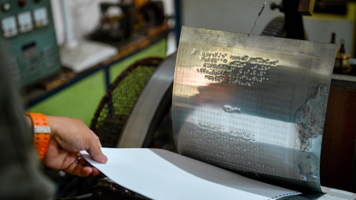 Produksi Al Quran braille di Bandung Pekerja menyelesaikan pembuatan Al Quran braille di Percetakan Yayasan Penyantun Wyata Guna, Bandung, Jawa Barat, Senin (18/3/2024). Al Quran braille yang dicetak menggunakan mesin cetak Thomson, satu-satunya yang masih beroperasi di Indonesia itu mampu memproduksi 200 - 300 set Al Quran braille yang didistribusikan ke berbagai masjid, majelis taklim serta lembaga di seluruh Indonesia. ANTARA FOTO/Raisan Al Farisi/Spt.