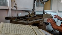 Pekerja menyelesaikan pembuatan Al-Quran braille di Percetakan Yayasan Penyantun Wyata Guna, Bandung, Jawa Barat, Senin (18/3/2024).