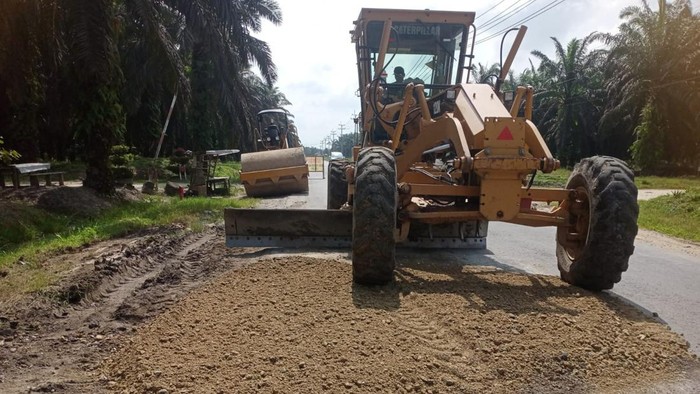 Proses perbaikan jalan. (Foto: Dok Dinas PUPR-PKPP).
