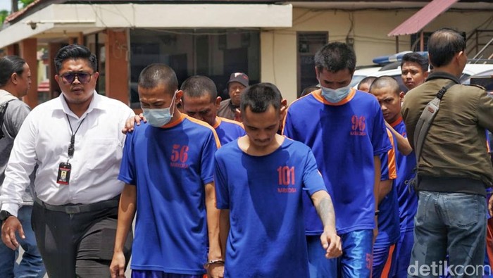 Puluhan bandit narkoba yang digirimg polisi di Mapolres Karawang