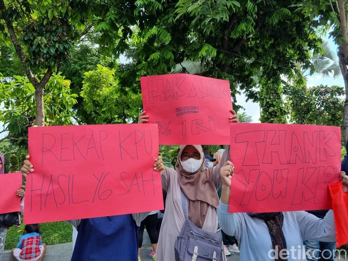 Puluhan Massa Aksi di Taman Apsari Soal Hasil Pemilu Sah dan Minta Tak Ada Perpecahan