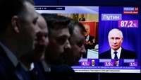 Pemilihan umum Rusia berakhir pada hari Minggu kemarin, dan menurut Komisi Pemilihan Umum Pusat Rusia, Presiden Vladimir Putin diproyeksikan memperoleh 87 persen suara dari proses penghitungan yang sudah mencapai sekitar 60 persen. (REUTERS/Maxim Shemetov)  