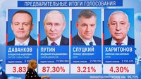 Dikutip CNN, beberapa negara, pengamat, hingga analis politik internasional, menilai pemilu Rusia 2024 ini sebagai pemilu semu. Sebab, Putin hanya dihadapkan dengan tiga pesaing calon presiden dan semuanya sangat pro-Kremlin. Sementara itu, sebagian besar tokoh oposisi Putin dibungkam, dilarang ikut mencalonkan diri di pemilu, dipenjara, hingga tewas. (REUTERS/Evgenia Novozhenina)  