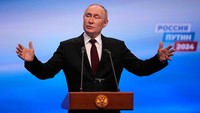 Putin pun menjadi pemimpin Rusia yang paling lama berkuasa setelah diktator Uni Soviet Joseph Stalin. Kemenangan Putin di pemilu Rusia 2024 ini pun menjadikannya berhasil menjabat sebagai penguasa selama tiga dekade berturut-turut. (AP Photo/Alexander Zemlianichenko)  
