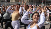 Beberapa yang mengenakan tutus dan sandal balet, para pecinta balet memenuhi alun-alun utama Mexico City pada Minggu (17/3) untuk mengikuti kelas dansa besar-besaran.  