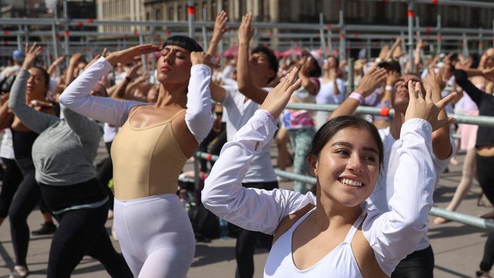 Ratusan Balerina Penuhi Alun-alun Meksiko dalam Kelas Balet Terbesar Mexico City residents attend a massive ballet dance class, led by Mexican Elisa Carrillo, the first dancer of the