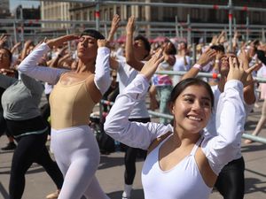 Ratusan Balerina Penuhi Alun-alun Meksiko dalam Kelas Balet Terbesar