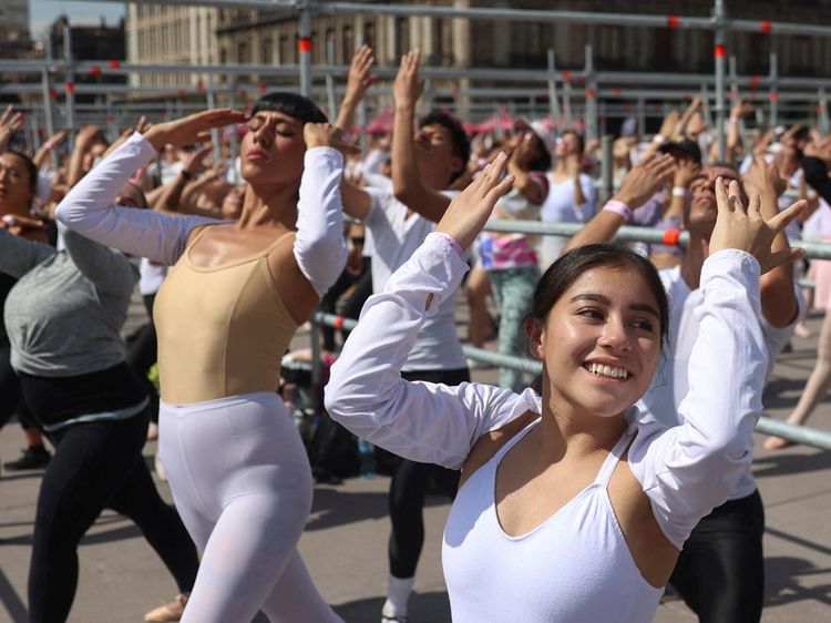 Ratusan Balerina Penuhi Alun-alun Meksiko dalam Kelas Balet Terbesar
