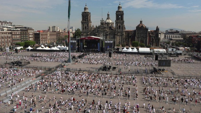 Mexico City residents attend a massive ballet dance class, led by Mexican Elisa Carrillo, the first dancer of the 