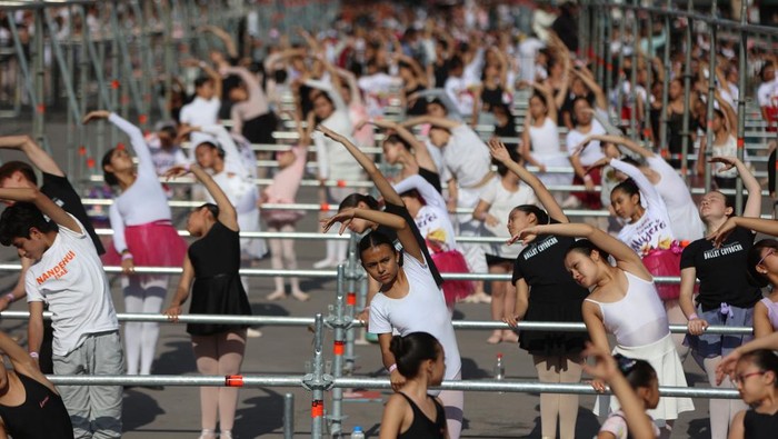 Ratusan Balerina Penuhi Alun-alun Meksiko dalam Kelas Balet Terbesar Mexico City residents attend a massive ballet dance class, led by Mexican Elisa Carrillo, the first dancer of the