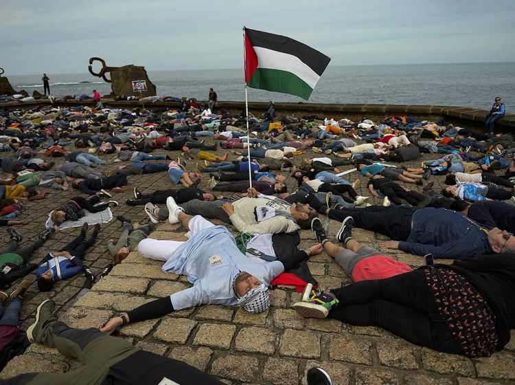 Ratusan Warga Spanyol Berbaring di Tanah Bentuk Protes Genosida di Gaza