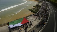 Mereka juga membentangkan bendera Palestina selama aksi tersebut.