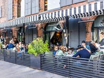 Duduk di Area Terkena Sinar Matahari, Pengunjung Restoran Dikenai Biaya Ekstra