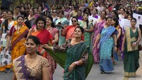 Wanita yang mengenakan sari warna-warni dan sepatu kets bersiap untuk mendobrak batasan aturan berpakaian di Saree Run di Hyderabad. Sebuah acara pertama di Hyderabad yang mendorong wanita paruh baya untuk memulai perjalanan kebugaran dengan pakaian yang nyaman bagi mereka.