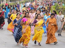 Ribuan Emak-emak India Ikut Maraton Pakai Saree, Begini Kemeriahannya