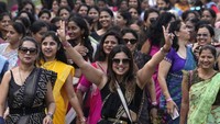 Wanita dengan saree tradisional berpartisipasi dalam Saree Run di Hyderabad, India, Minggu (17/3/2024).