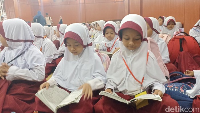 Ribuan Siswa di Blitar Baca Al Quran saat Pondok Ramadan