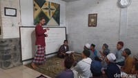 Metode pembelajaran Al-Quran di Rumah Tuli Jatiwangi ini mengunakan kurikulum yang sah dari Kemenag RI. Tilawah adalah metode yang diterapkan di tempat tersebut. (Foto: Erick Disy Darmawan/detikJabar)