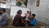 Ustaz Muhammad Lutfi Bannani adalah Penggagas Rumah Tuli Jatiwangi. Sejak 2013, Ustaz Lutfi tanpa pamrih membimbing penyandang tuna rungu agar bisa membaca Al-Quran. (Foto: Erick Disy Darmawan/detikJabar)