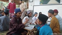 Khususnya di bulan suci Ramadan ini, mereka tampak bersemangat dalam mencari keberkahannya. Para santri tampak khusyuk belajar ngaji dan ilmu agama di tempat tersebut. (Foto: Erick Disy Darmawan/detikJabar)