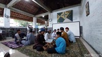 Mereka belajar ngaji hampir setiap hari. Kecuali hari Jumat libur. (Foto: Erick Disy Darmawan/detikJabar)