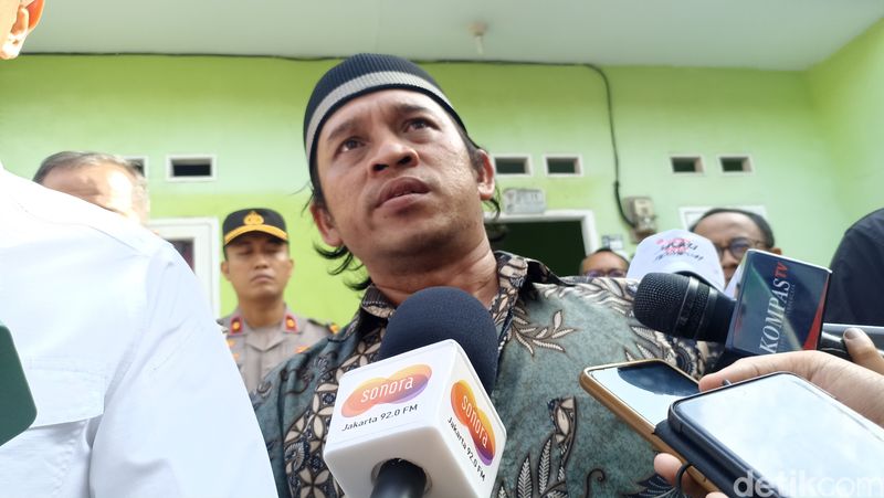 Saanah dan Ketua RT di Kalam Muara, Jakarta Utara. (18 Maret 2024)