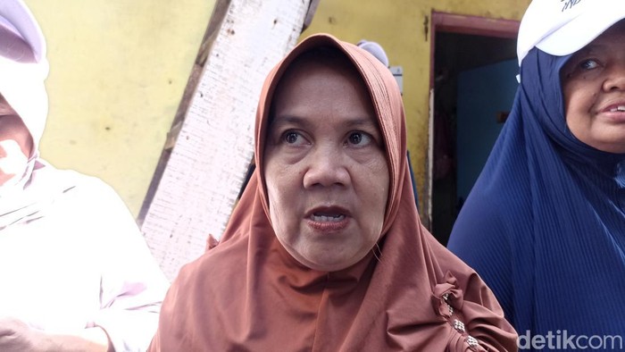 Saanah dan Ketua RT di Kalam Muara, Jakarta Utara. (18 Maret 2024)