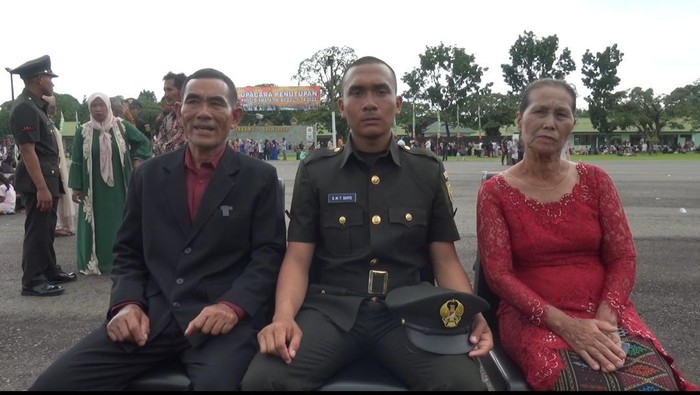 Sahat Maruli Tua Sihite dan kedua orang tuanya
