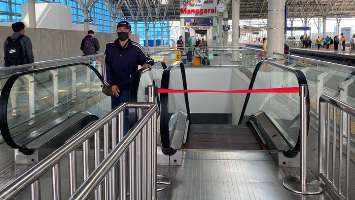 Salah satu eskalator di Stasiun Manggarai mati lagi pada Senin (18/3/2024)-(Tina/detikcom)