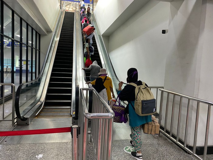 Salah satu eskalator di Stasiun Manggarai mati lagi pada Senin (18/3/2024)-(Tina/detikcom)